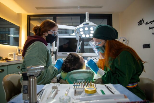 Alcoolul consumat regulat: efectele asupra gingiilor și a producției de salivă
