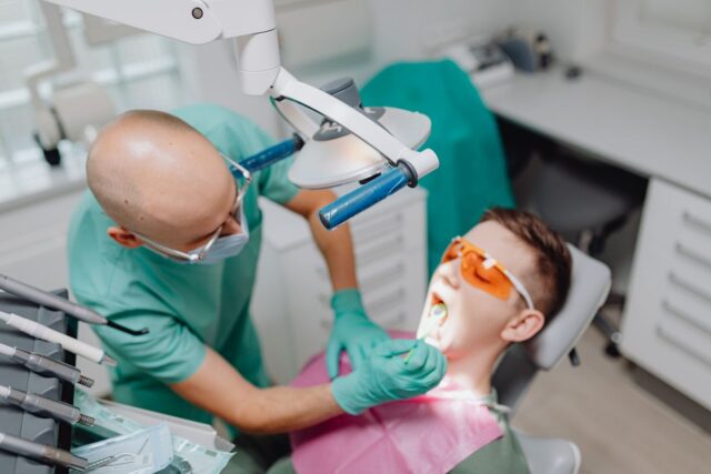 Ce acte și investigații ai nevoie înainte de un implant dentar