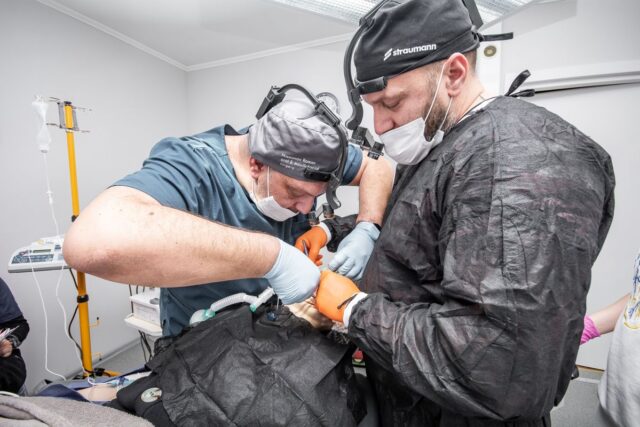 Coroanele de zirconiu: cât de natural arată față de cele metalo-ceramice