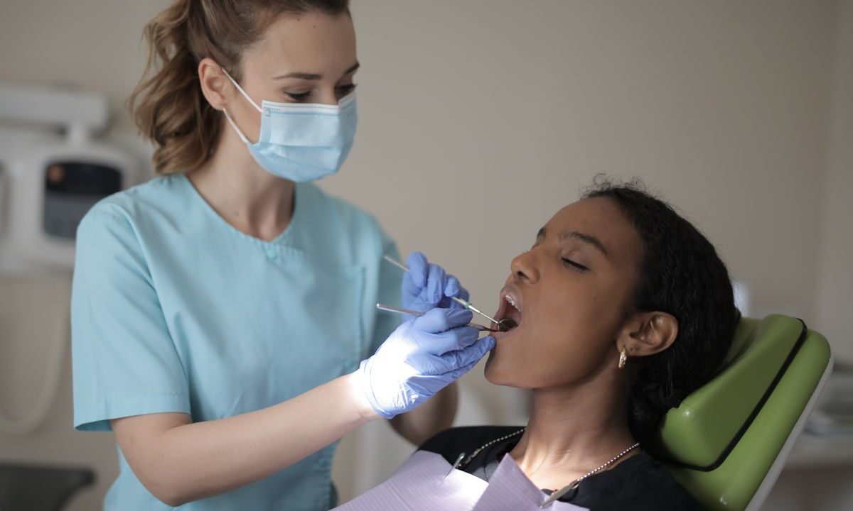 Igiena orală după 65 de ani: ce se schimbă odată cu vârsta
