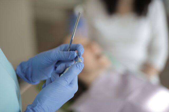 Igiena orală la purtătorii de aligneri: rutina care nu strică gutierele