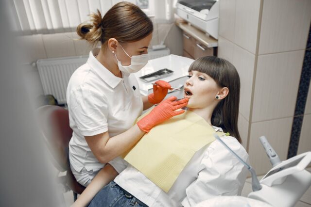 Irigatorul oral (Waterpik): merită investiția pe lângă periaj și ață