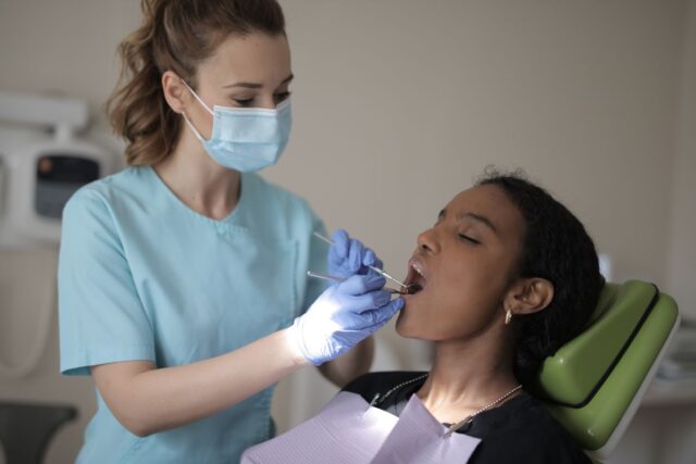 Fațete dentare din ceramică sau compozit: cum alegi între ele